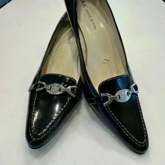 Anne Klein black leather kitten heel shoes with silver emblem size 7.5 - Picture 10 of 10